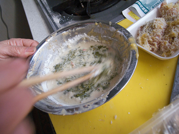 さらに水、茶殻を入れた天ぷら粉（20160409撮影）