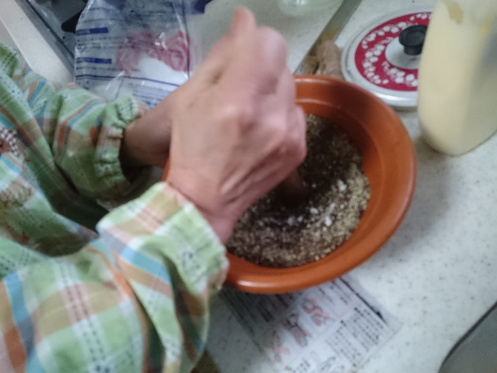 すり鉢でエゴマをすりつぶす（20160411撮影）