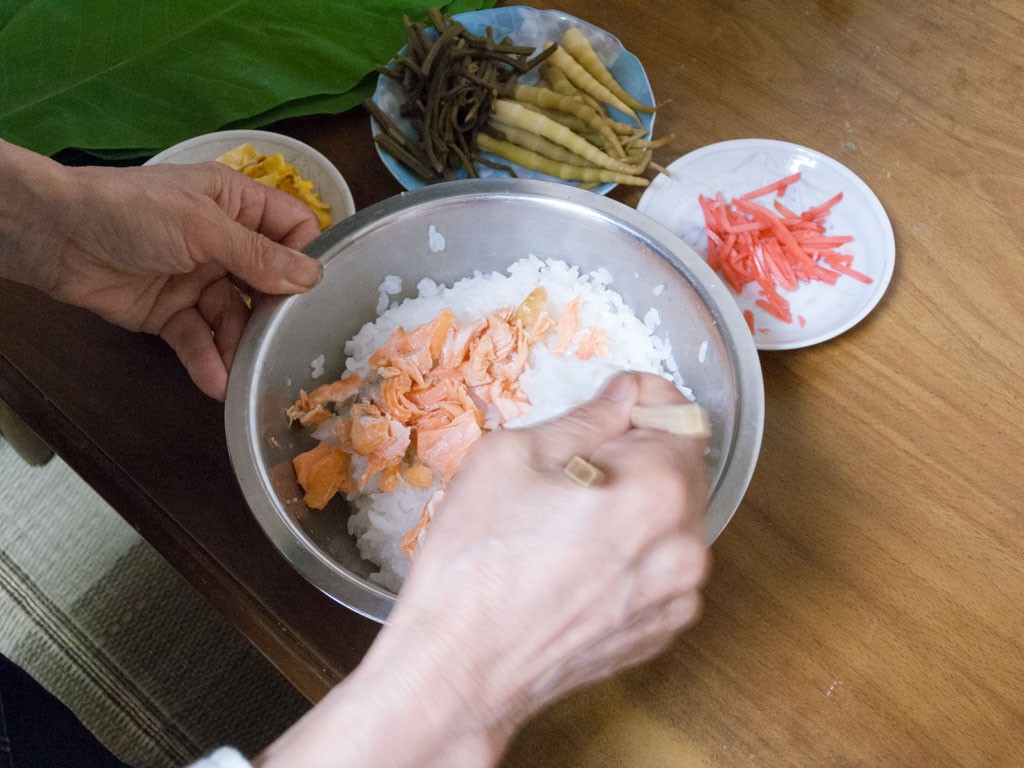 ほぐした鮭の切り身を、酢飯に混ぜる（20160524撮影）